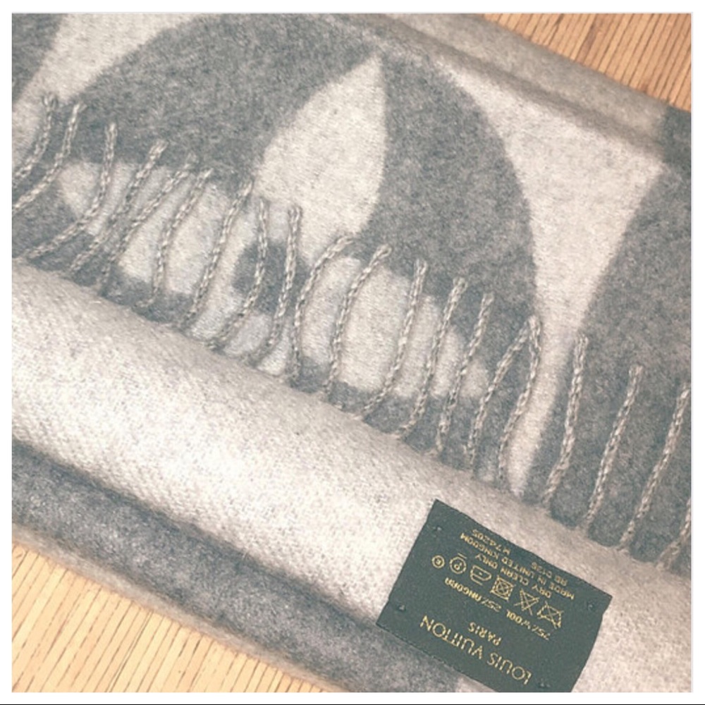 Louis Vuitton Gray/White Cardiff Scarf